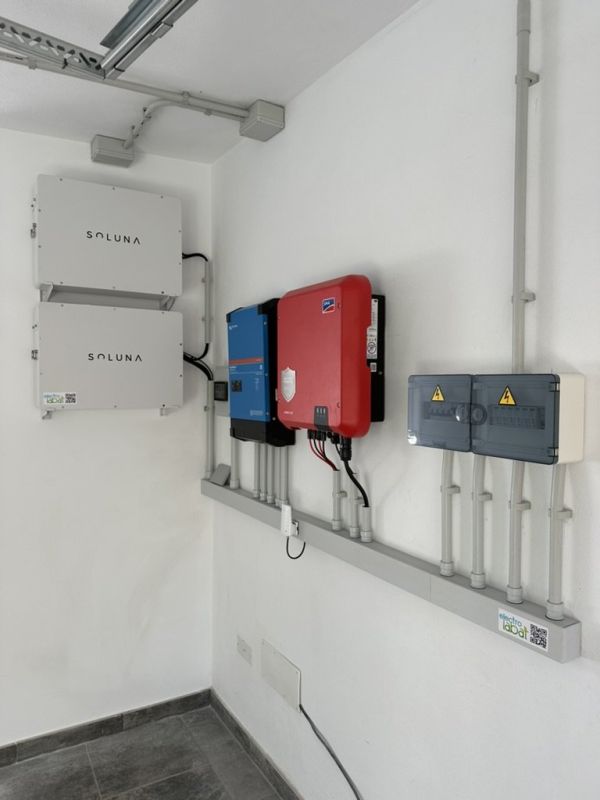 Baterías e inversores de una instalación fotovoltaica de Electrolabat